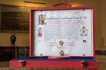 Ее Королевское Величество одобрило раскрытие Букингемским дворцом уведомления, составленного и подписанного Королевой, посредством которого она дает свое официальное согласие на свадьбу Принца Гарри с Меган Маркл
