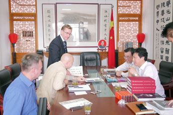 现代书法馆代表团与中国硬笔书法家协会代表举行会晤