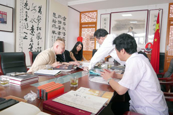 现代书法馆代表团与中国硬笔书法家协会代表举行会晤
