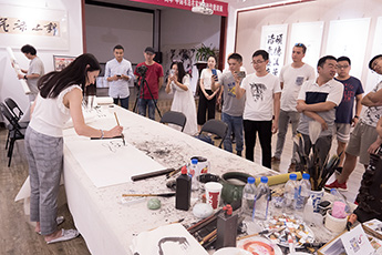 Команда музея посетила известную каллиграфическую галерею Beijing Red Crag Culture & Media Co