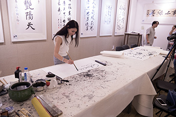 现代书法馆代表团参观著名的北京红岩轩文化传媒有限公司书法画廊