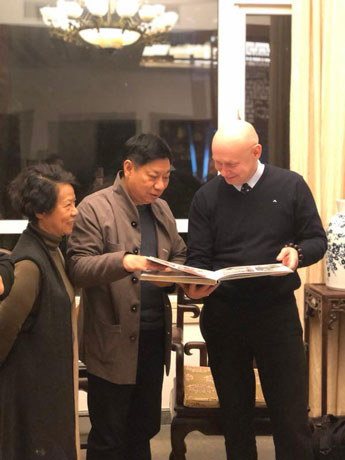 莫斯科现代书法馆馆长与中国著名艺术家方楚雄会晤