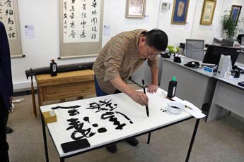 Inspired by the visit, the guests presented to the Director of the Contemporary Museum of Calligraphy a gift - a handwritten artwork. 