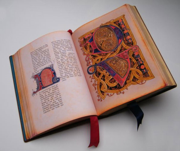 Ошеломляющее рукописное оформление книги Толкиена «Сильмариллион»