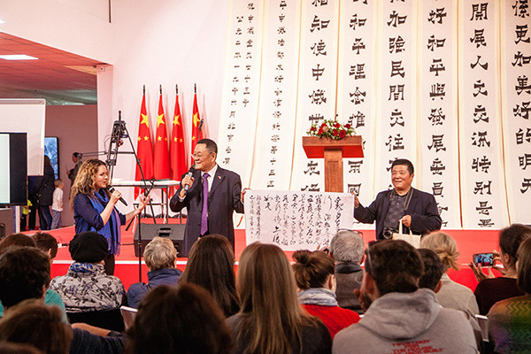 Мастер-класс Чжао Сюэли на площадке выставки «Великая китайская каллиграфия и живопись»