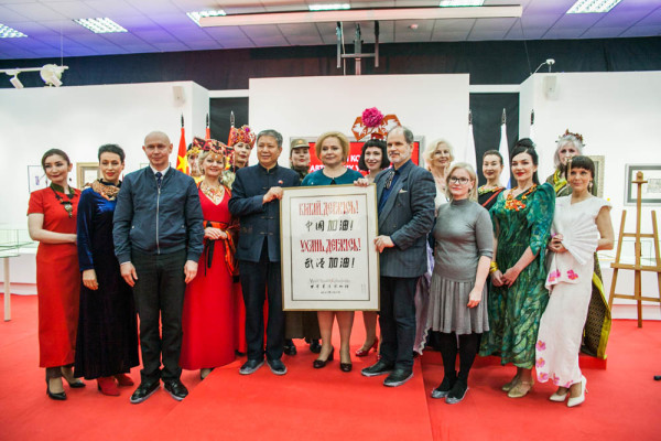 Посольству КНР в РФ передали памятный подарок во время финала конкурса «Сутажный Китай»