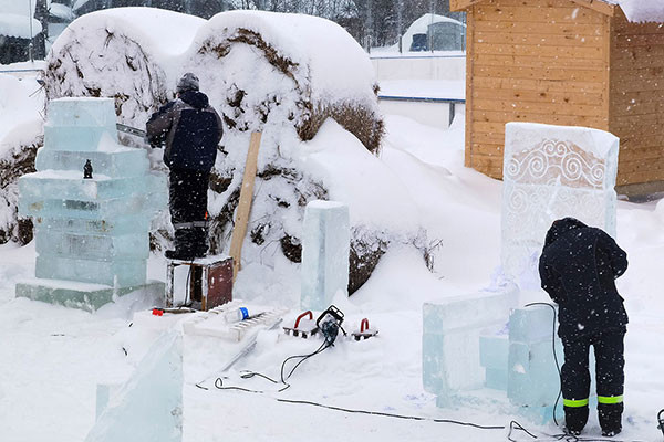 在奥列霍沃村已开始创造冰雕