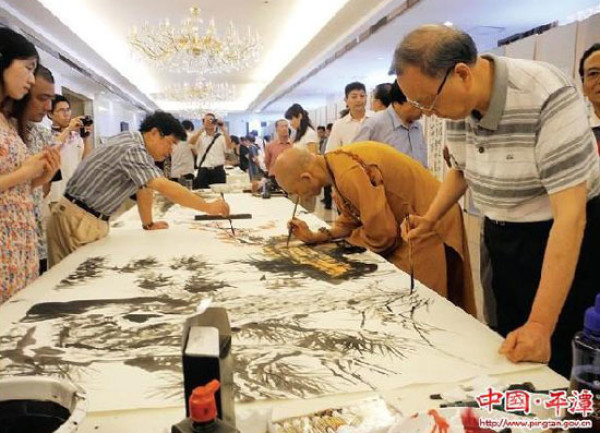 Masters create calligraphy in Pingtan 
