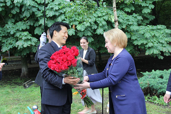 恭祝中国外交官、公众人物、俄罗斯艺术学院荣誉外籍院士李辉先生生日快乐