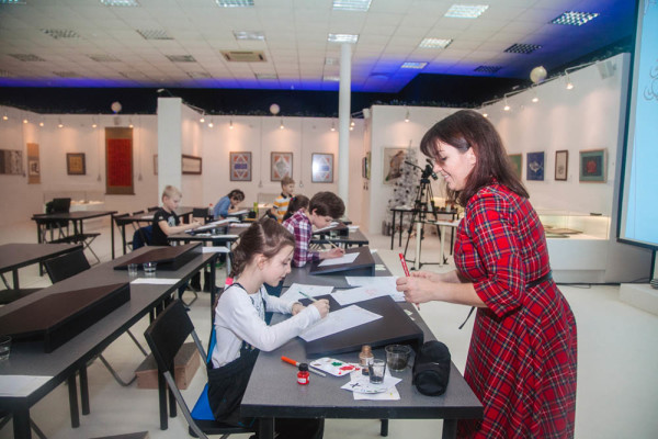 Занятия детских групп в Национальной школе каллиграфии