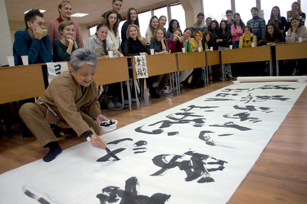 Профессор из Японии провел мастер-класс по каллиграфии для студентов КубГУ