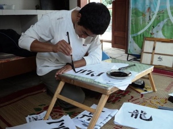 Students go to temples to learn calligraphy