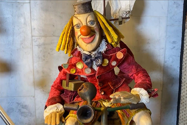 关于瓦列里•阿基申小丑博物馆的影片