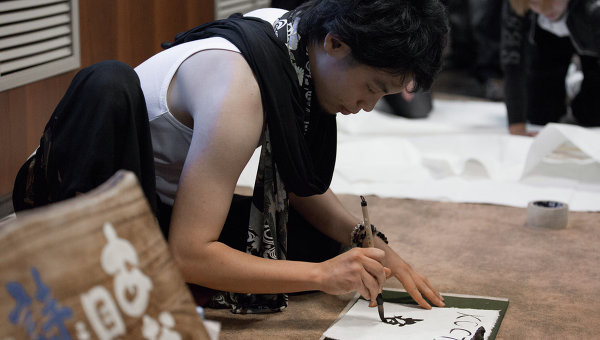 Japanese calligrapher derives poetry from the hearts of the people of Vladivostok