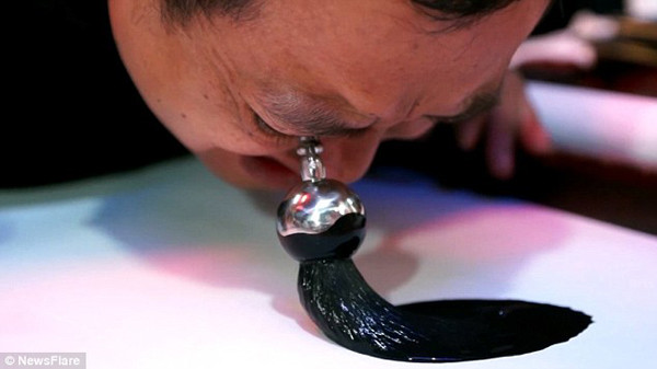 Artist uses eye socket to create astonishing calligraphy
