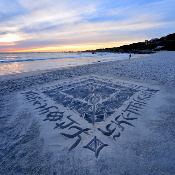 World’s first beach calligrapher makes Cape Town beaches even more beautiful
