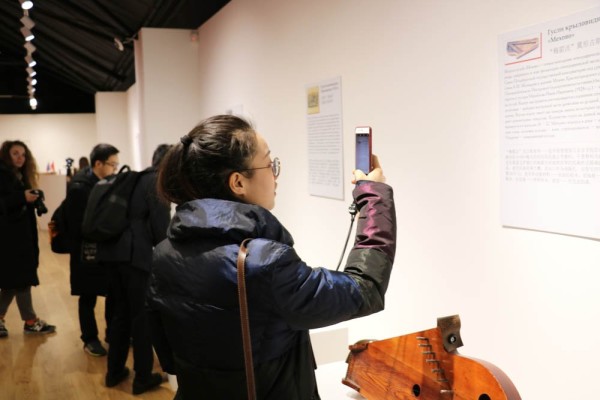 俄罗斯古斯里琴与中国古琴博物馆在索科利尼基