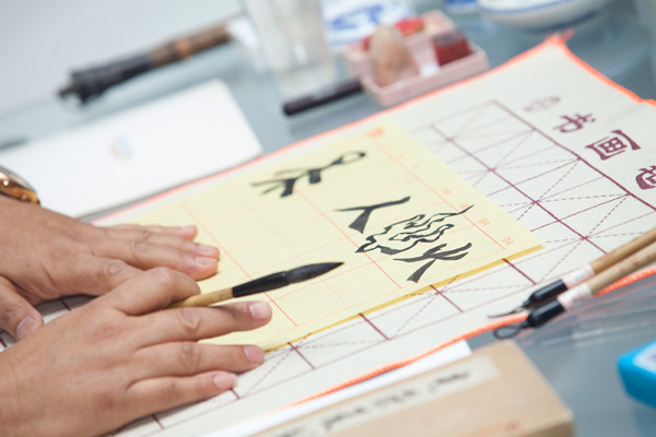 Russian, American and Chinese calligraphers on the eve of the opening of the 5th  International Exhibition of Calligraphy in Moscow