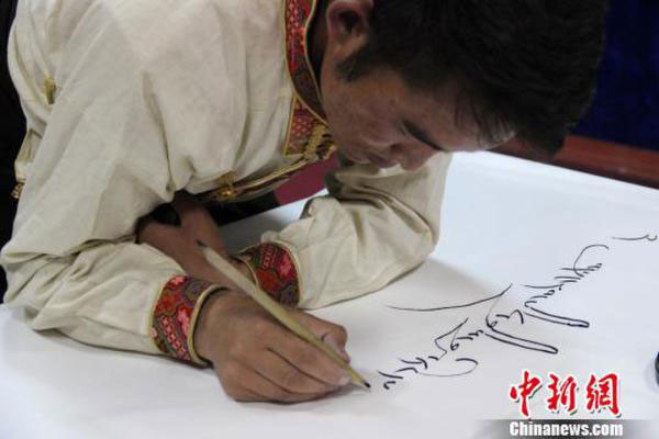 Мастер-каллиграф борется за сохранение тибетской каллиграфической традиции
