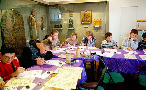 В Храме Василия Блаженного детей знакомят с истоками русской письменности