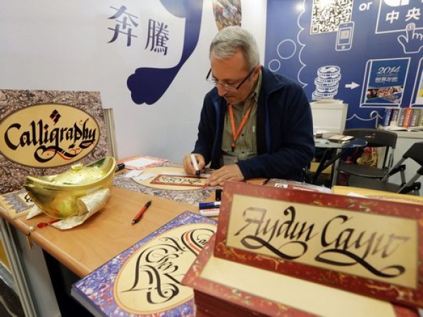 Turkish calligrapher demonstrates at Taipei book fair