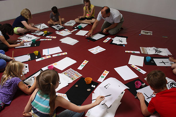 В Шардже дети научатся японской каллиграфии