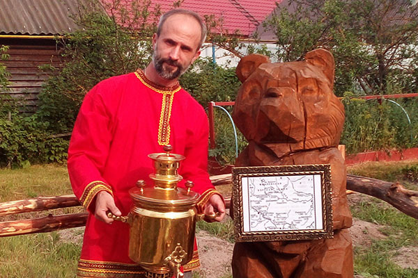 Основатель Дома-музея тумского сказителя «Были-небыли» получил награду от Администрации поселения