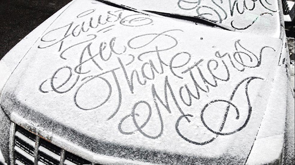 В Нью-Йорке на заснеженных автомобилях появились каллиграфические надписи 