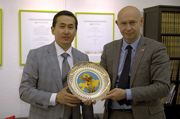 哈萨克斯坦国家手稿和珍本中心领导参观“索科利尼基”会展中心