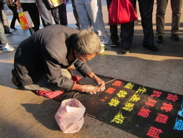 Слава уличного каллиграфа китайца Цуй Сеньженя взлетела до небес благодаря микроблогу