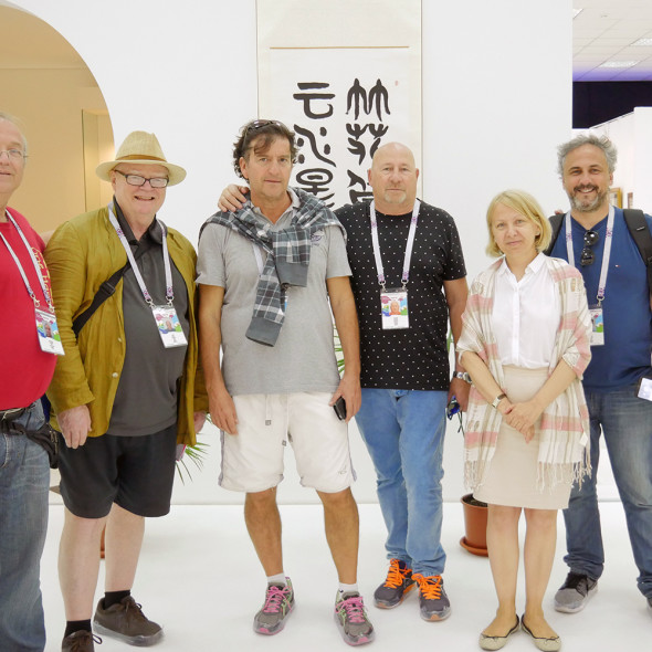 世界杯外国球迷参观现代书法博物馆