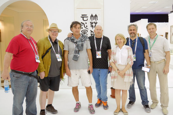 世界杯外国球迷参观现代书法博物馆