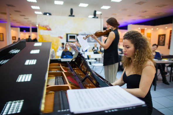 Перо, скрипка и рояль: открылась выставка «Каллиграфия о Москве» 