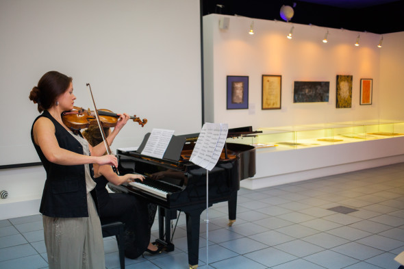 羽毛笔、小提琴和钢琴：《书写莫斯科》展览开幕