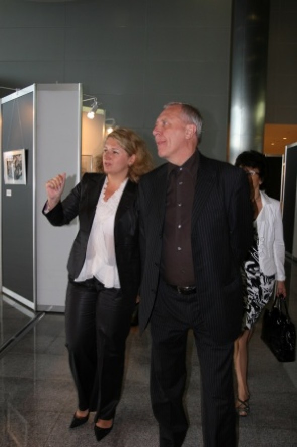 Peter Greenaway, the legendary film director visited the Rosupak exhibition, hosting the International Exhibition of Calligraphy presentation