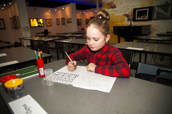 Занятия детской группы в Национальной школе искусства красивого письма