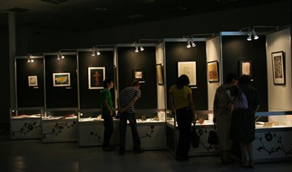 Посетители выставки каллиграфии