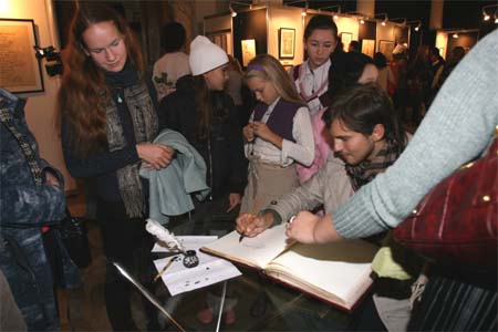 Изумление  и восхищение посетителей Международной выставки каллиграфии. У стола с книгой отзывов — очередь...