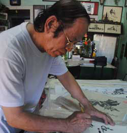 Каллиграф сохраняет искусство в Хой Ан