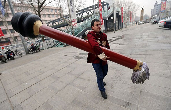 Passionate calligrapher makes 10 feet long ink brush to perform street art