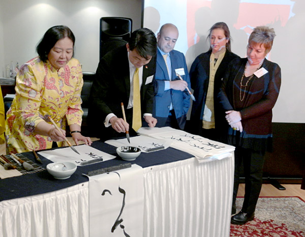 Foreign envoys get lesson in calligraphy 