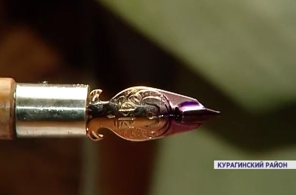 Мастер из красноярской деревни создает золотые перья для каллиграфии