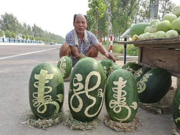 Китайский фермер наладил продажу арбузов счастья и долголетия