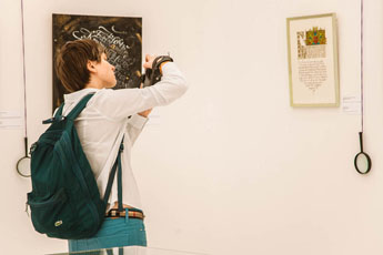 Посетители выставки созерцают уникальные работы, представленные на выставке