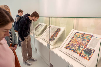 Посетители выставки созерцают уникальные работы, представленные на выставке