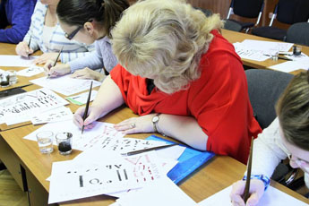 Calligraphy master class held in the Moscow State Institute for International Relations 
