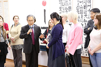 В перерыве между мастер-классами У Юн Гын отвечал на вопросы присутствующих гостей