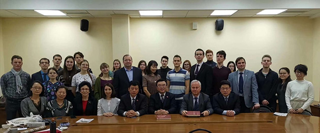 Group photo. Delegates from the Sharp-pointed Nib All-China Calligraphy Association with MGIMO’s Department of Chinese, Vietnamese, Laotian, and Thai Languages students and faculty members 