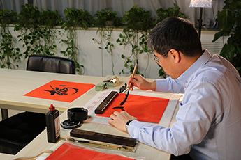 The Contemporary Museum of Calligraphy team met with calligrapher Li Zuo in a friendly atmosphere 
