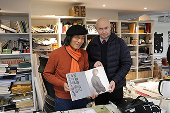 Delegation from the Contemporary Museum of Calligraphy being received by Wang Dongling in his studio 